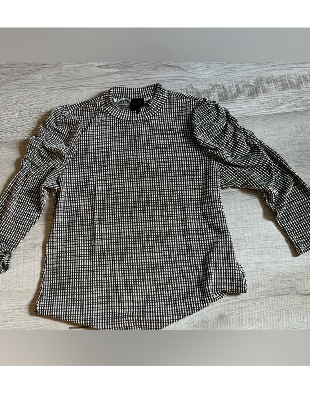 Cute mock top shirt
Greenish color with white